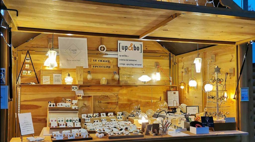 Chalet marché de Noël vente bijoux en cuir ecoresponsables