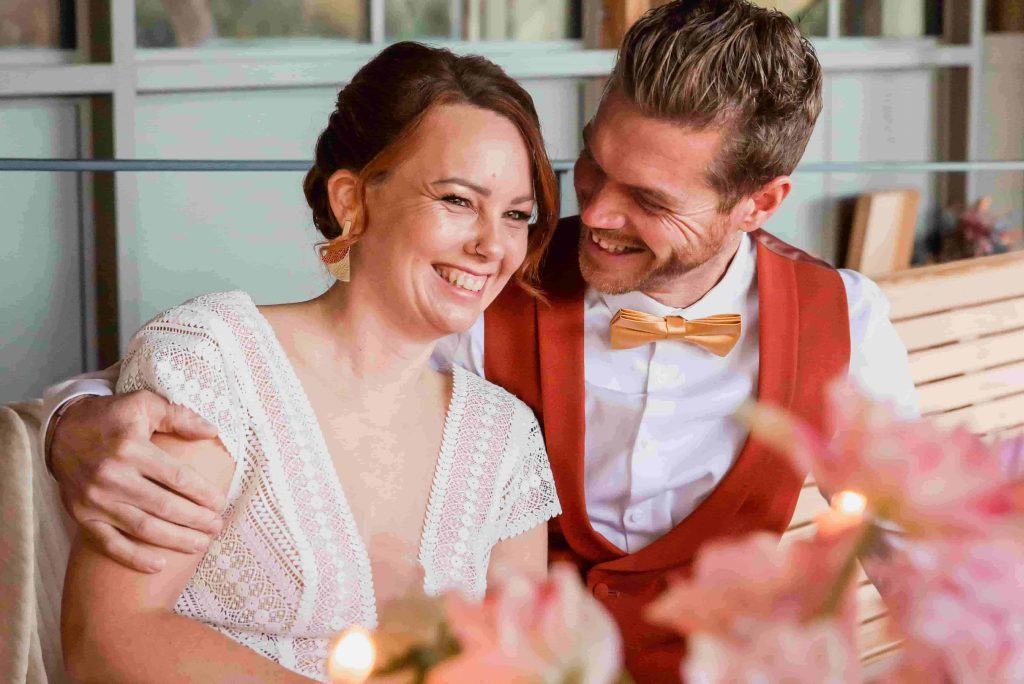 Une femme et en homme en tenue de mariés