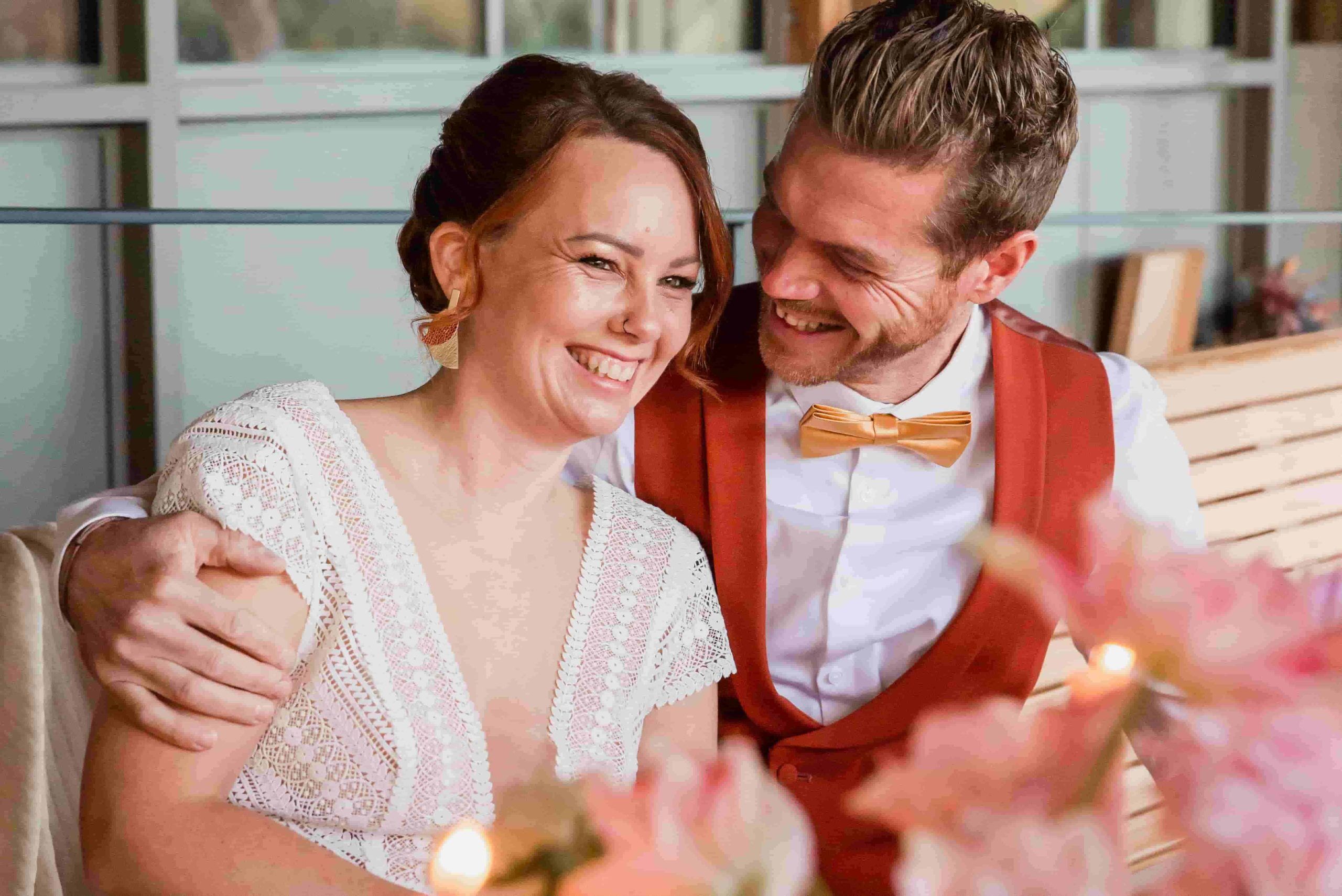 Une femme et en homme en tenue de mariés