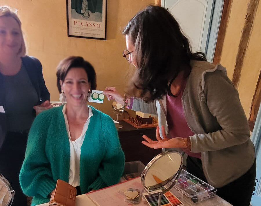 Comment choisir ses boucles d'oreilles en fonction de sa colorimétrie