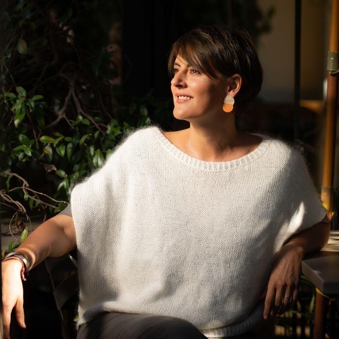 Qui est Carole&Co: un de ses mannequin pose avec des boucles d'oreilles