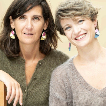 2 Jeunes femme portent des boucles Géraldine boucles d'oreilles adaptées à ta colorimétrie