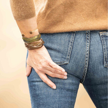 Femme de dos porte des bracelets en chute de cuir