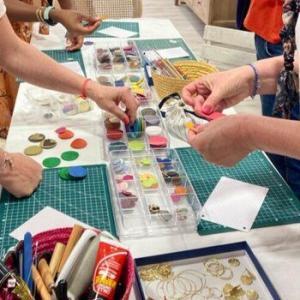 ATELIER Fabrique ta paire de boucles d&rsquo;oreilles adaptée à ta colorimétrie